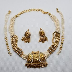 Elegant Gold and Cream Necklace Set